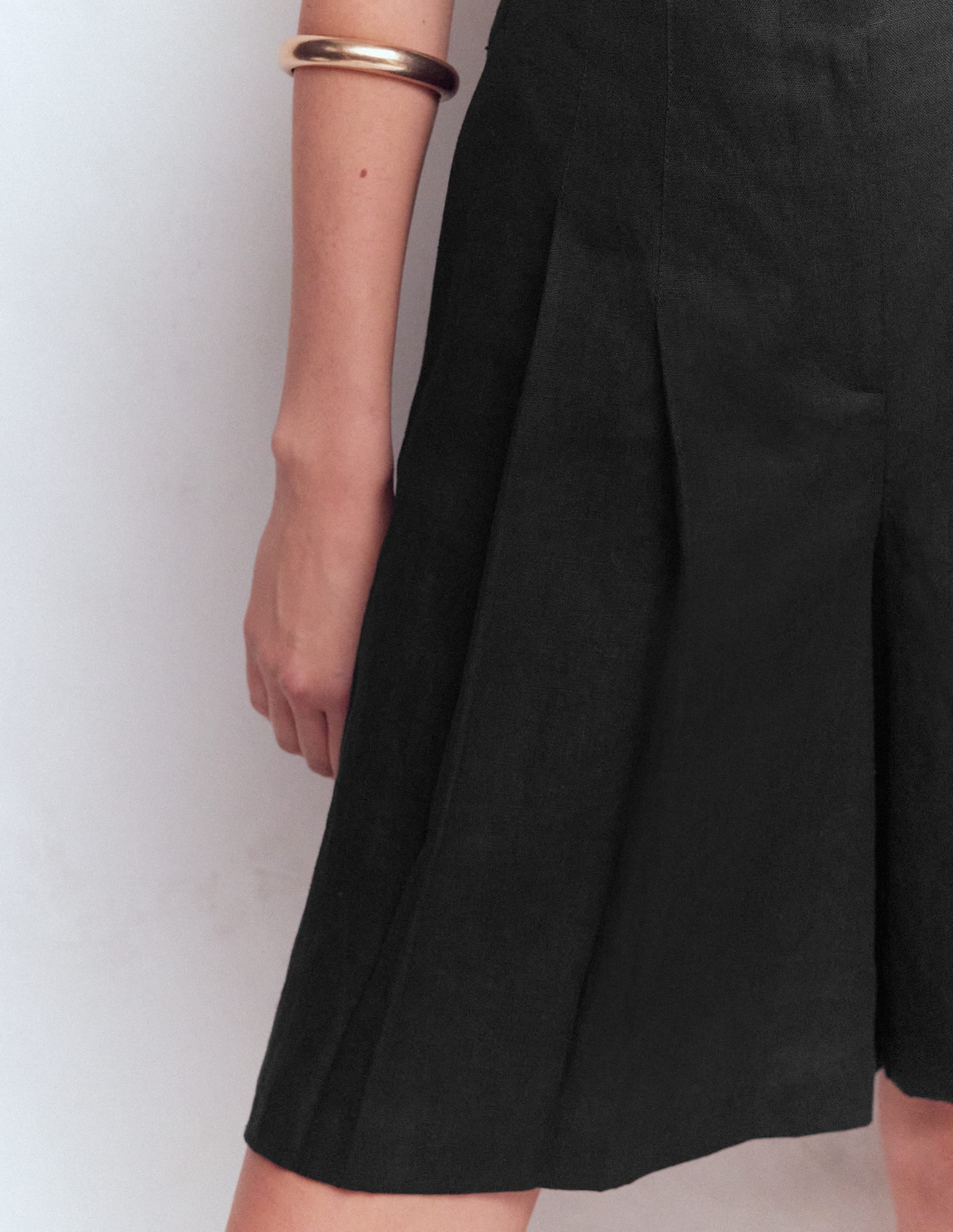 Highbury Pleated Linen Shorts-Black